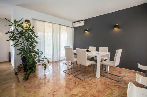 Looking For A Beautiful View And Privacy - Villa Mirna