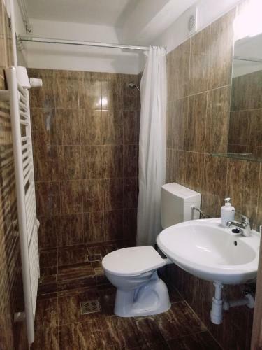 Hostal Airport K�roly Centr�l 75