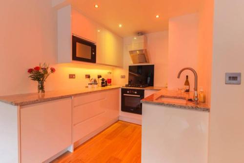 2 Bedroom Apartment Beside Edinburgh Castle Accommodates 6