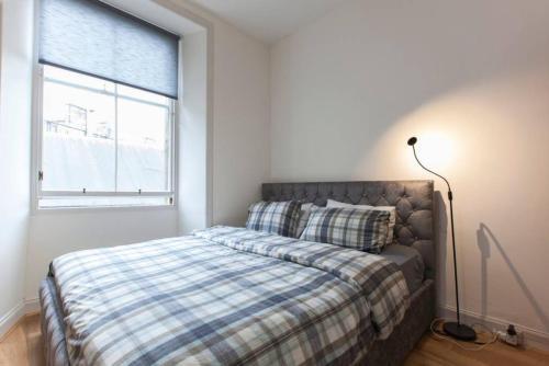 2 Bedroom Apartment Beside Edinburgh Castle Accommodates 6