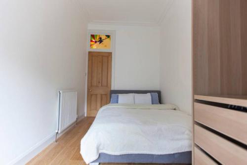 2 Bedroom Apartment Beside Edinburgh Castle Accommodates 6