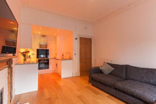 2 Bedroom Apartment Beside Edinburgh Castle Accommodates 6