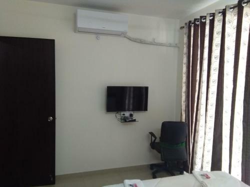 Hostal 3bhk Pure Veg Apartment In Amanora