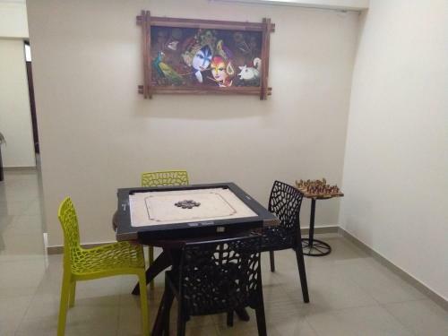 Hostal 3bhk Pure Veg Apartment In Amanora