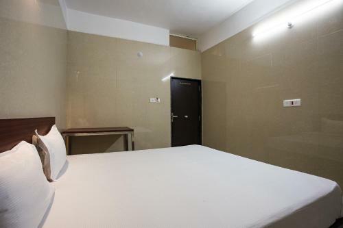 Spot On 23725 Jay Shanti Palace Hotel