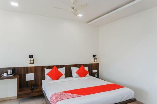 Hotel Oyo 27051 Karishma Palace