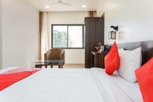 Hotel Oyo 27051 Karishma Palace