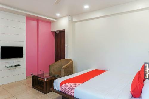 Hotel Oyo 27051 Karishma Palace