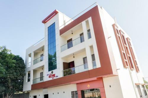 Hotel Oyo 27051 Karishma Palace