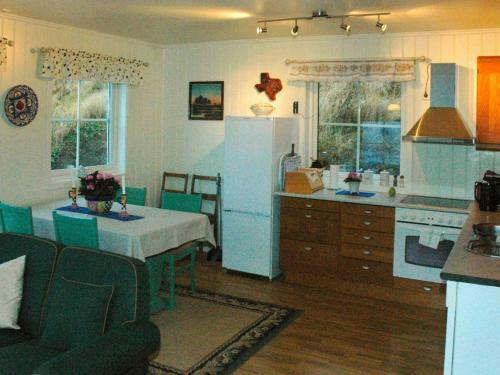 Two-bedroom Holiday Home In Aver�y 3