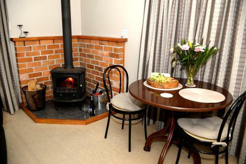 Secluded Getaway - Romantic And Tranquil Akaroa Holiday Home