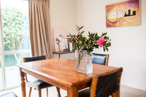 Contemporary And Spacious 3 Bedrooms In West Auckland
