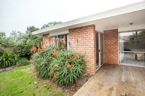 Contemporary And Spacious 3 Bedrooms In West Auckland