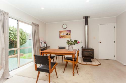 Contemporary And Spacious 3 Bedrooms In West Auckland