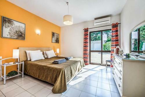 Gale Villa Sleeps 10 Pool Air Con Wifi
