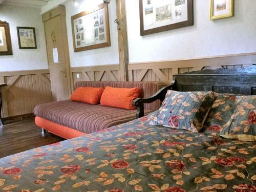 Hostal Salamandra Village