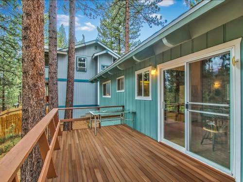 Cozy Tahoe Cabin Heavenly & Lakefront