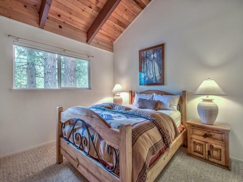 Cozy Tahoe Cabin Heavenly & Lakefront