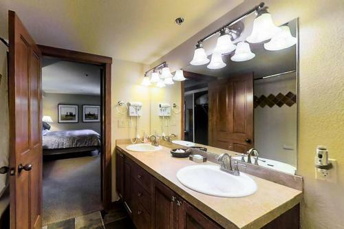 Powderhorn Lodge 210: Blazing Star Suite