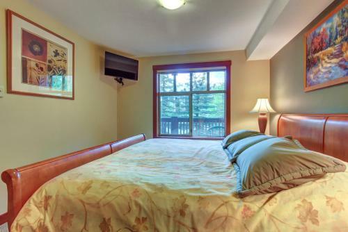 Eagle Springs East 206: White Fir Suite