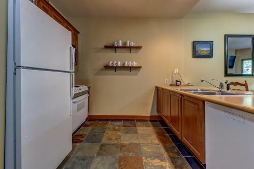 Powderhorn Lodge 102: Sego Lily Suite
