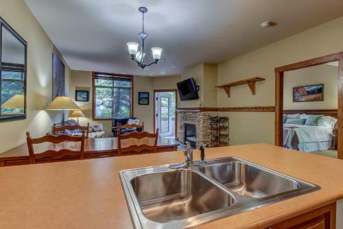 Powderhorn Lodge 102: Sego Lily Suite