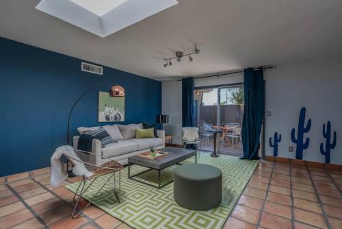 Cozy Two-bedroom With Pool Near Old Town