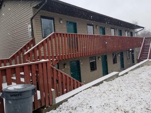 Motel Perry-o Inn & Suites