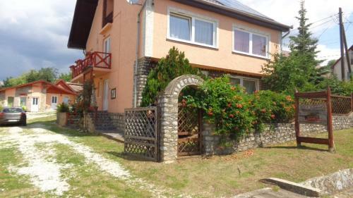 Hostal Katica Vend�gh�z