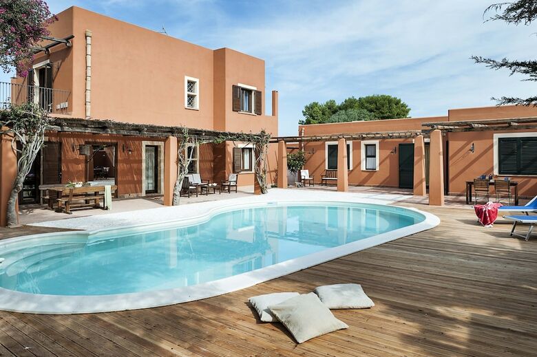 Classic Holiday Villa With Pool In Sicily, Italy