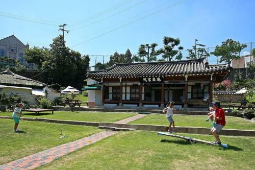 Hostal Former Guamseowon Hanok Guesthouse