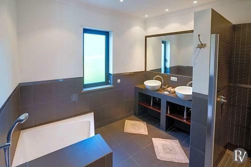 Santa Barbara de Nexe Villa Sleeps 8 Pool Air Con