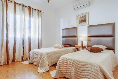 Gale Villa Sleeps 8 Pool Air Con Wifi