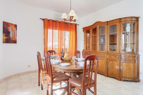 Gale Villa Sleeps 8 Pool Air Con Wifi