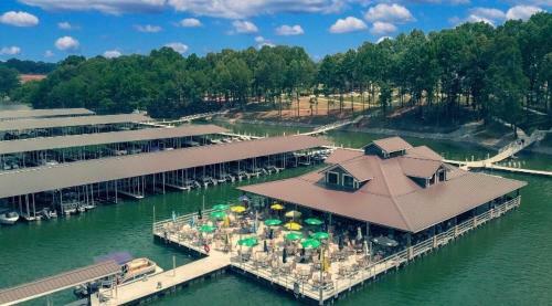 Tim Fords - Lake House Retreat!