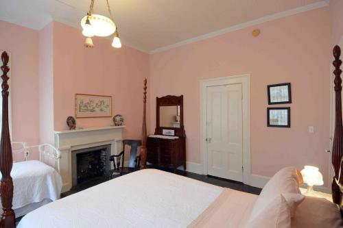 Bed & Breakfast 1872 John Denham House B And B Inn