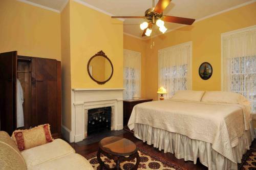 Bed & Breakfast 1872 John Denham House B And B Inn