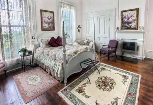 Historic Maple Hill Manor Bed & Breakfast