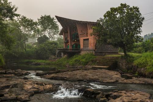 Villa Saffronstays Riverrock