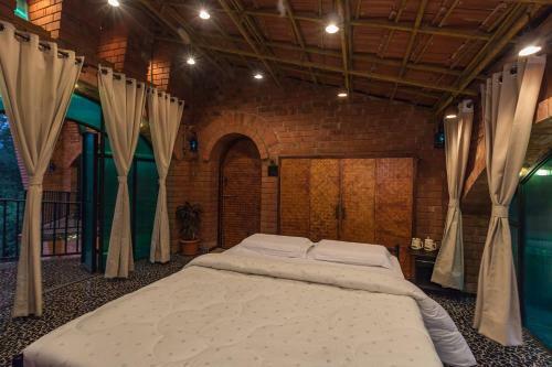 Villa Saffronstays Riverrock