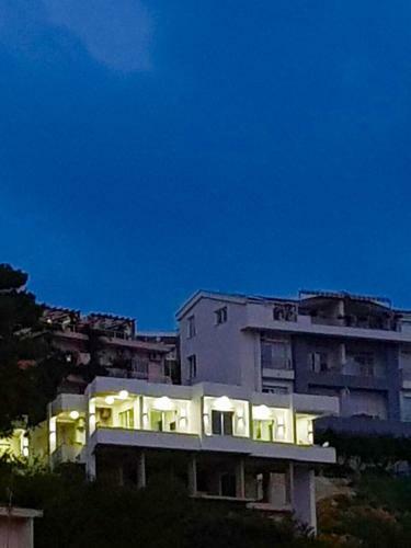 Idealhouse Apartments
