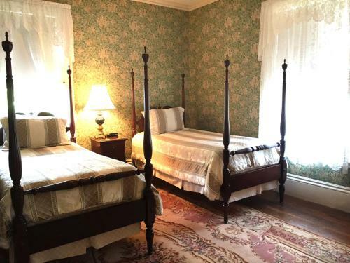 Posada Coach House Inn