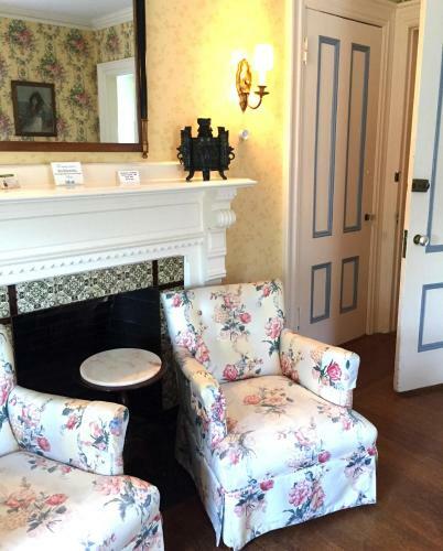 Posada Coach House Inn
