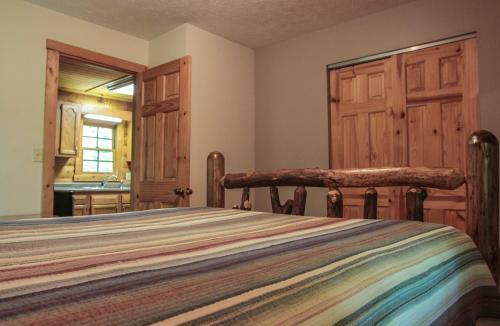 Pine Creek - Hocking Hills Cabin