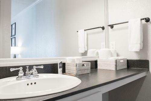 Hotel Cloverleaf Suites Overland Park