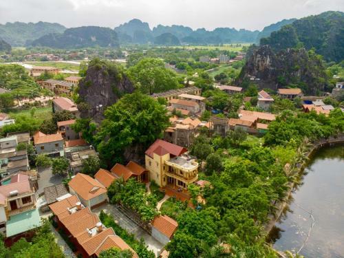 Tam Coc Mountain Lake Homestay