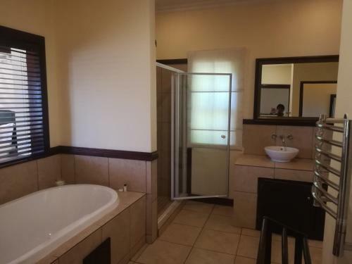 Hostal Moon And Sixpence Garden Guest House