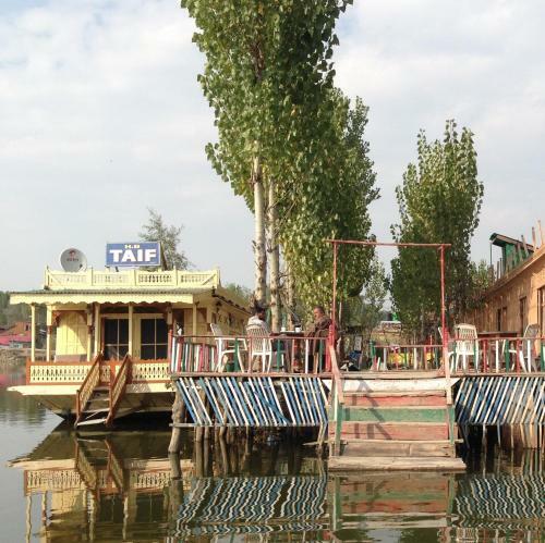 Hostal Taif Houseboat
