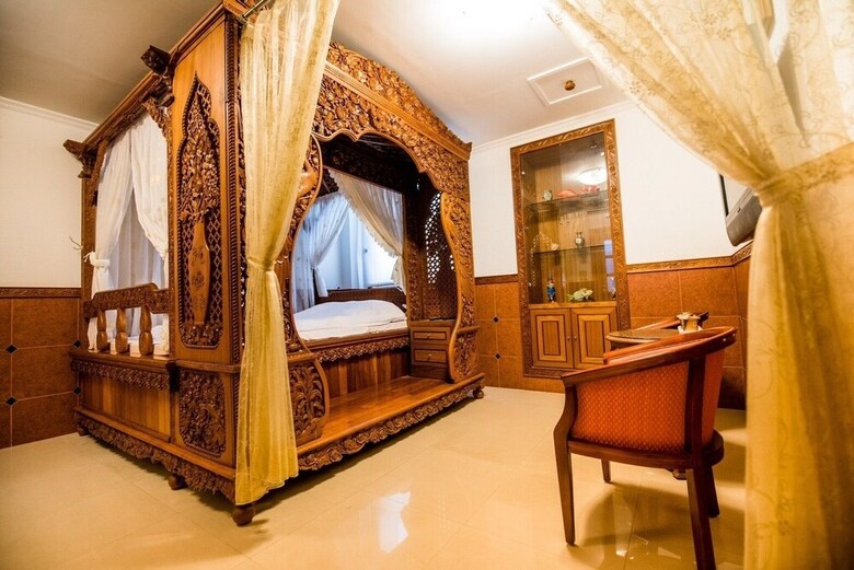 Whales Mountain & Seaview Resort