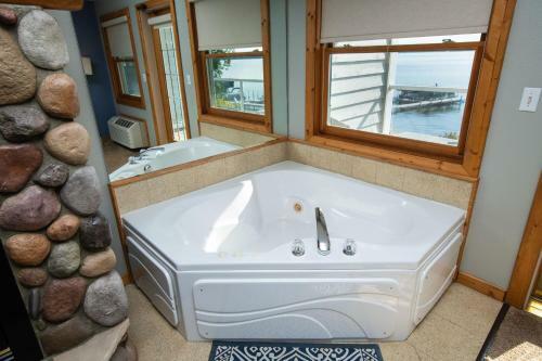 Hotel Quarterdeck Resort